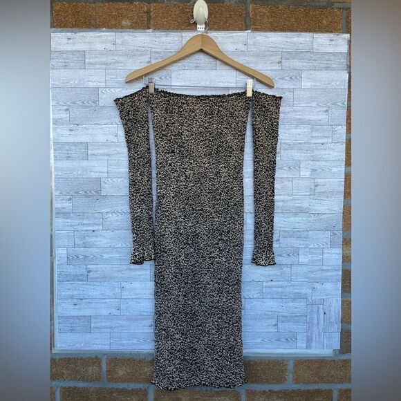 Farrow
Lucinda Off-Shoulder Leopard Dress Smocked leopard-print dress small - Picture 5 of 16